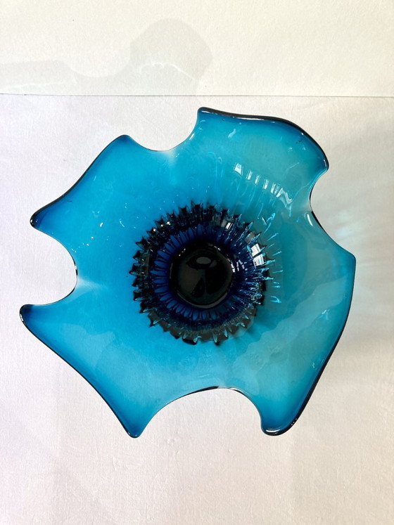 Image 1 of Grande fruttiera in vetro soffiato blu.