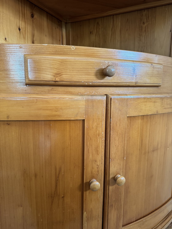 Image 1 of Degelijke grenen hoekkast 