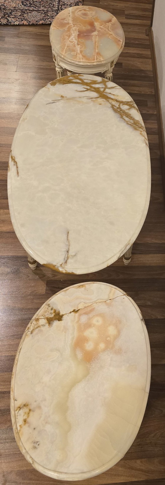 Image 1 of Salonsuite in verguld hout in Lodewijk XVI-stijl: bank, 4 fauteuils en 3 onyxtafels