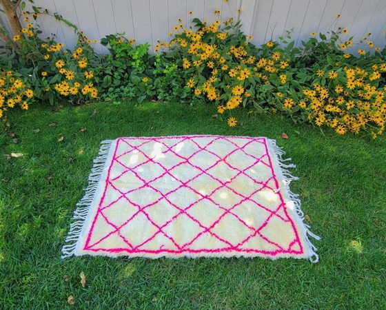 Image 1 of Handgemaakt Beni Ouarain-tapijt: Roze Marokkaans Berber wollen tapijt (126x100cm)