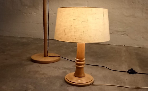 Image 1 of Lampe de table vintage à pied en bois