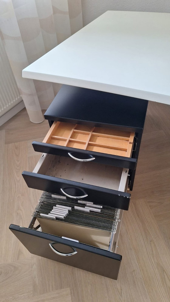 Image 1 of Hülsta buro met gebogen wit blad zwart stalen ladenblok