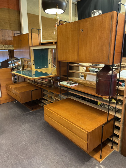 Sistema a parete progettato da Ernst-Dieter Hilker per Omnia.