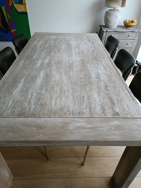 Image 1 of Eettafel van massief hout.
