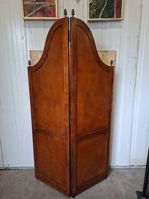 Paravent classique en deux parties avec revêtement en cuir, dimensions 122 cm de large et 210 cm de haut.
