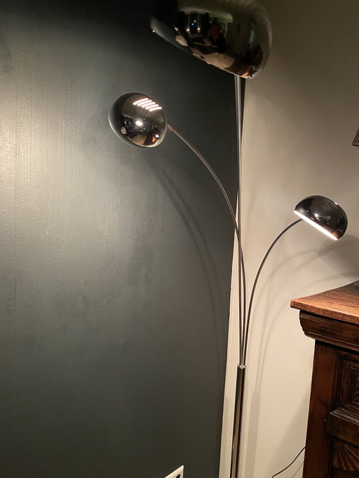 Bogenlampe mit weißem Marmorsockel