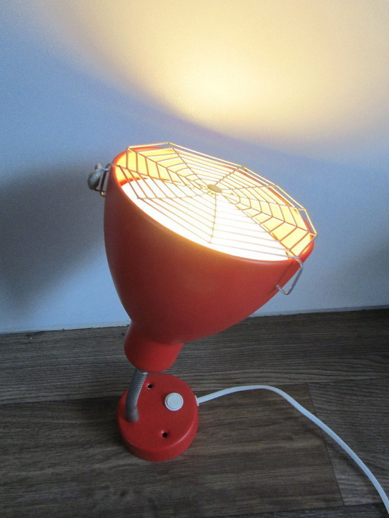 Image 1 of Lampada da parete rossa vintage IKEA in stile Memphis con griglia a ragnatela.