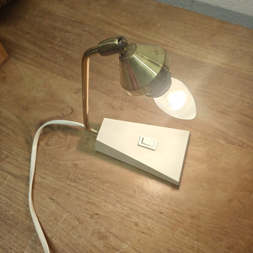 Vintage postmodern bureaulamp met messing en witte geometrische voet.