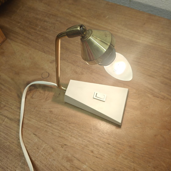Image 1 of Vintage postmodern bureaulamp met messing en witte geometrische voet.