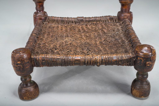 Chaise basse en cèdre fabriquée à la main au début du 20e siècle, Nuristan, années 1890