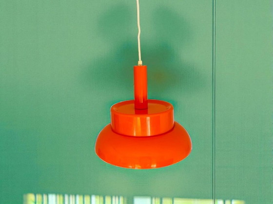 Image 1 of Lampada a sospensione arancione in acrilico della modernità di metà secolo, anni '60