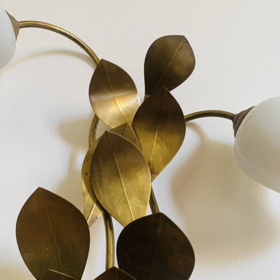 Image 1 of Aplique de pared floral con 2 luces en latón y cristal opalino, – años 50/60