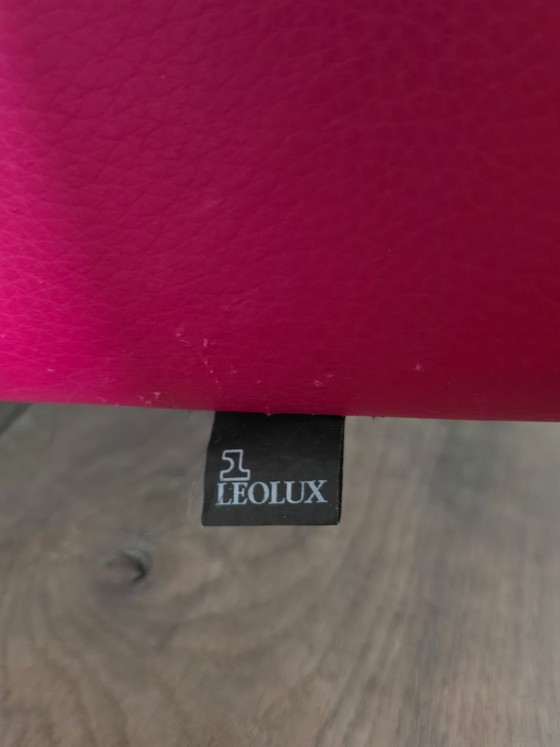 Image 1 of 2 leolux stoelen, Scylla, hoog en een poef. Scylla 965-101, fauteuil hoog Zit/rug: Macaron kl. 640 Roseo Zijkant: Senso kl. 5560