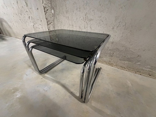 Set di tre tavolini laterali in tubolare cromato con vetro fumé, anni '70