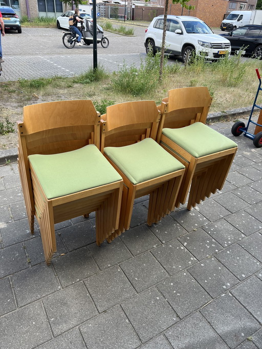 Partij van 20 vintage stapelbare stoelen ‘60