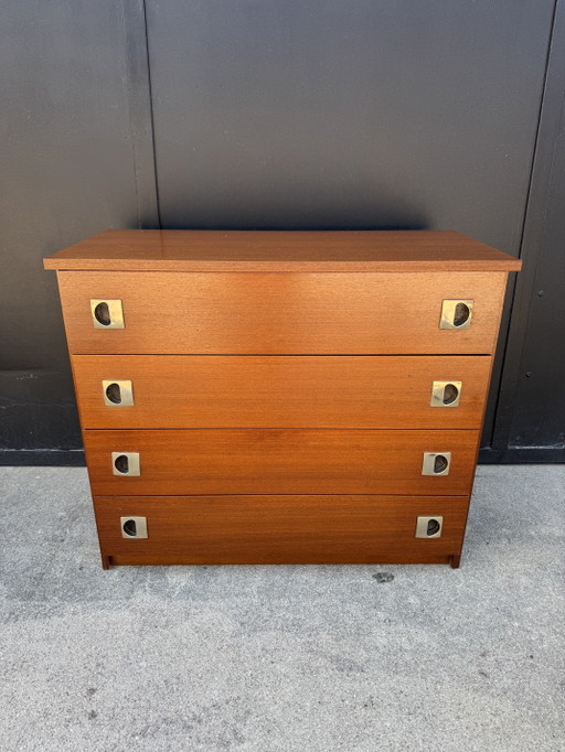 Cómoda de teca de estilo escandinavo de la década de 1960.