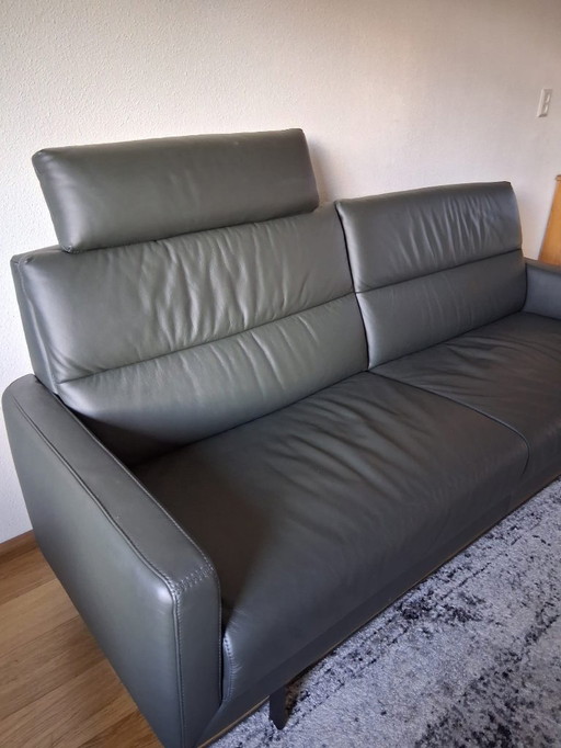 Divano in pelle verde scuro, largo 2 metri