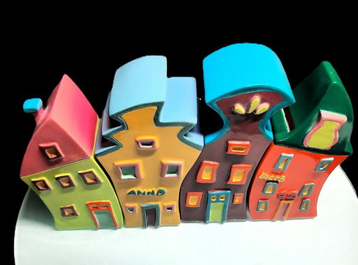 Ensemble abstrait de 4 maisons et tirelires colorées en résine, fabriquées à la main.