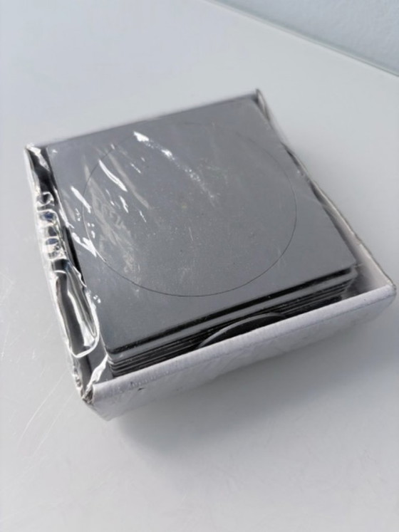 Sous-verres Ikea Groggy (6 pièces) dans un support, Accessoires de table, Métal, Gris, Modern (photo 6 sur 6)