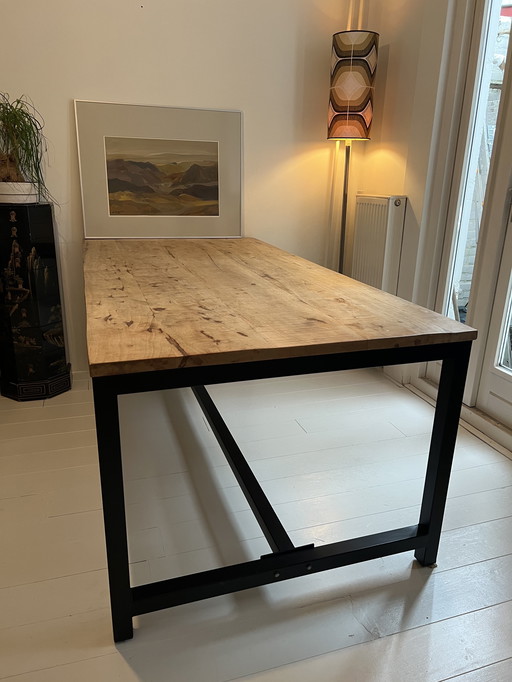 Houten eettafel met zwart onderstel