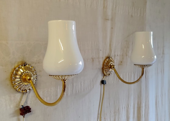 Wandleuchten aus vergoldetem Messing und Opalglas-Tulpe - Mitte 20. Jh. – Brass (photo 2 of 10)