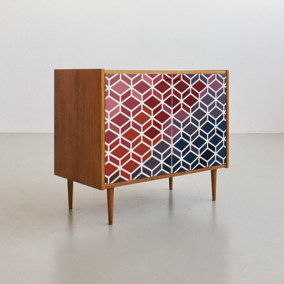 Image 1 of Kast uit het midden van de 20e eeuw met een handgeschilderd geometrisch patroon, kleurrijke vintage uit de jaren 60.