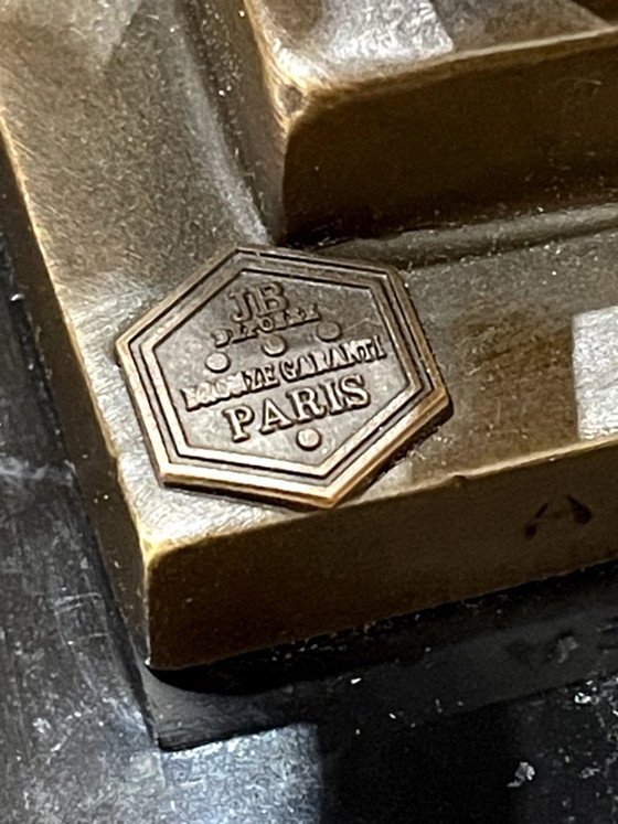 Image 1 of Bronze after De Coux – Cat descending a staircase – 20th-century animal sculpture – 29 cm