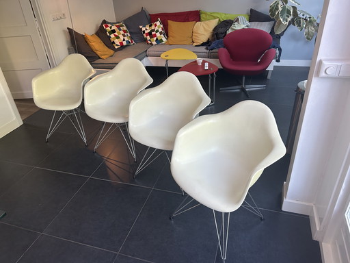 4 Vitra Eams stoelen