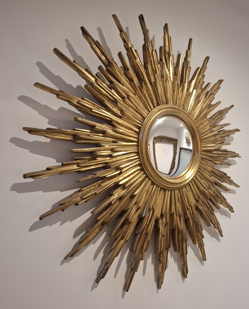 Magnificent 81cm sunburst mirror from 1970 by Deknudt. Convex glass measuring 18.50cm.