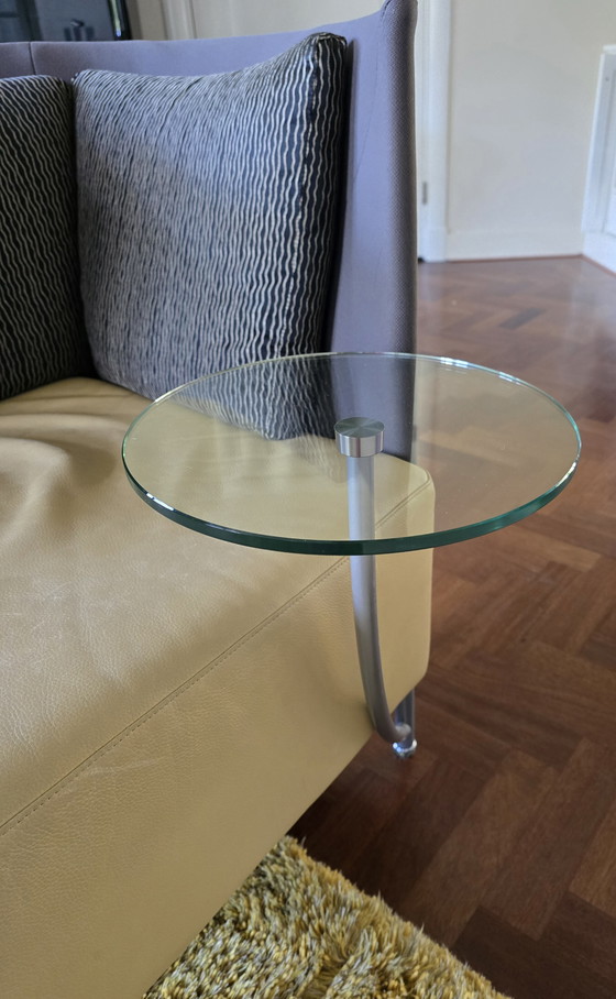 Image 1 of 2 sillas Montis. La silla izquierda tiene un retablo de cristal giratorio