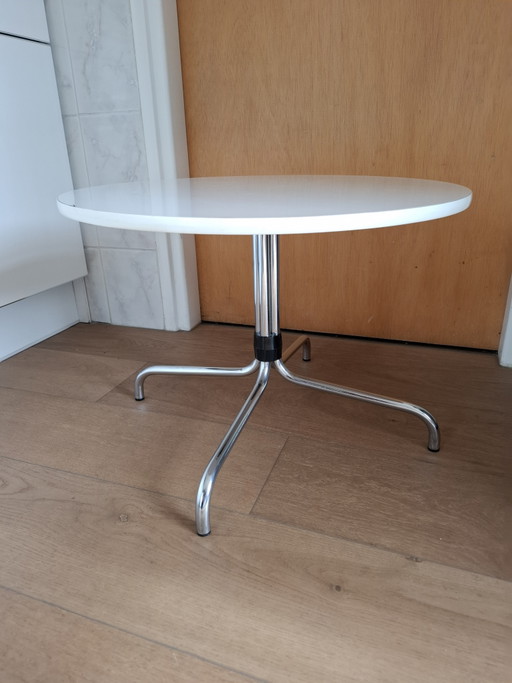 Brabantia Couchtisch aus Stahl.