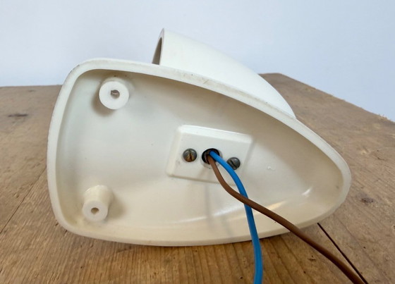 Image 1 of Industriële witte bakelieten wandlamp met melkglas, jaren 1950
