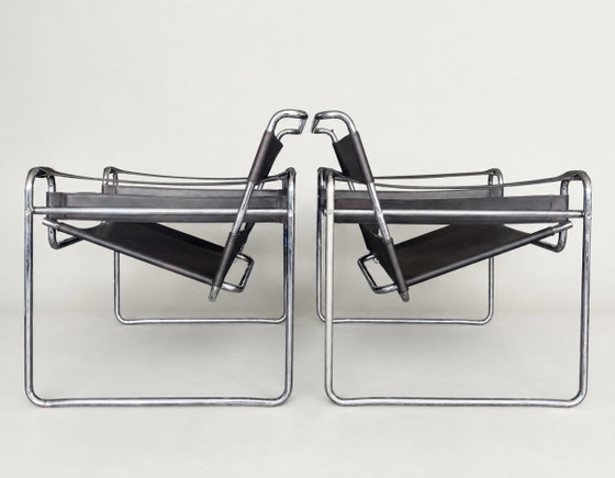 Image 1 of Deux fauteuils Wassily vintage, Marcel Breuer pour Fasem. Cuir marron et noir.
