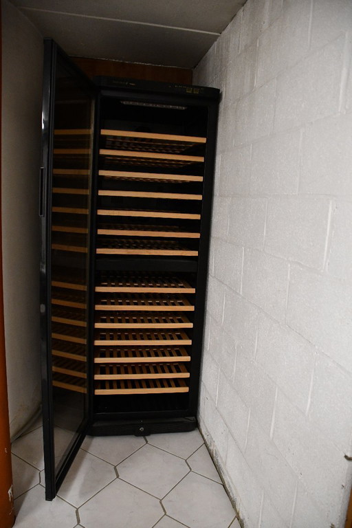 TEFCOLD TFW360-2 Weinkühlschrank, schwarz mit Holzregalen