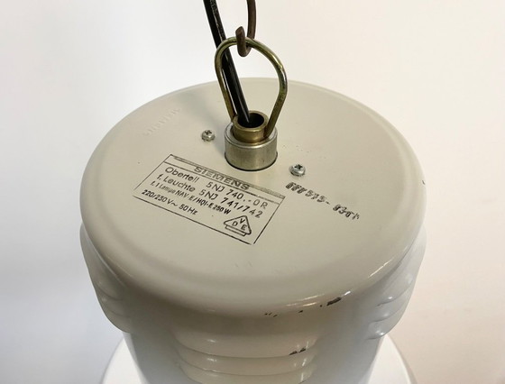 Image 1 of Grande lampada industriale in alluminio con griglia in ferro della Siemens, anni '80