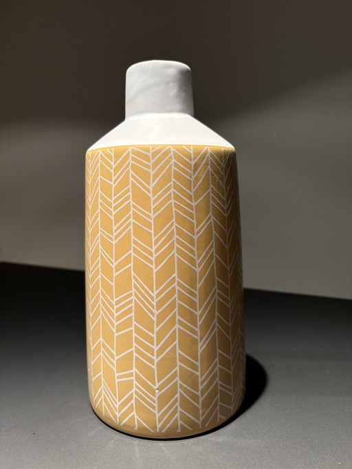 Vaso decorativo in giallo ocra con motivo a righe