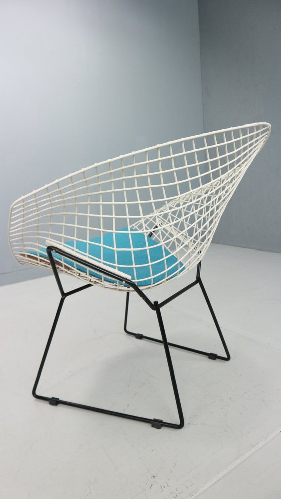Image 1 of Silla Diamond de Harry Bertoia en metal blanco y negro y nuevo asiento azul años 60