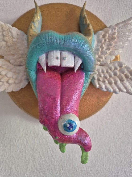 Image 1 of Bella bocca surreale con ali, parassita grazioso, decorazione murale colorata
