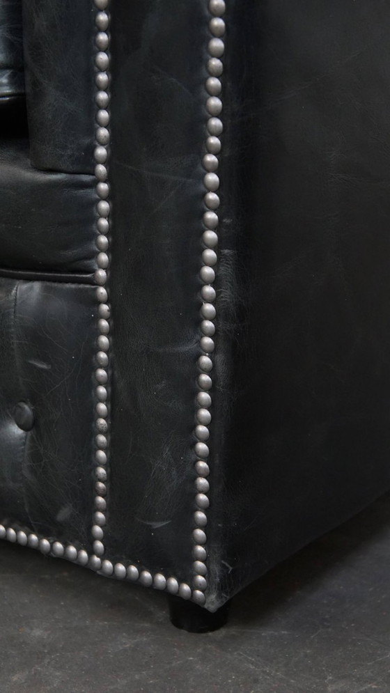 Image 1 of 2 x Ruime zwarte chesterfield fauteuil van generfd rundleer