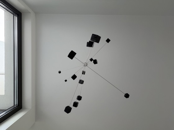 Image 1 of Mobile cinetico artistico – blocchi di legno neri – design moderno – 55 × 50 cm