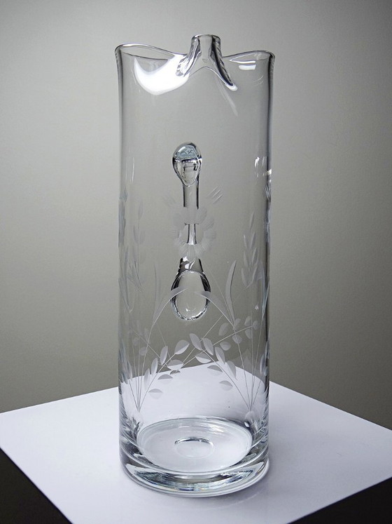 Image 1 of Jarra antigua de cristal soplado con decoración floral grabada, Europa, 1920-1930.