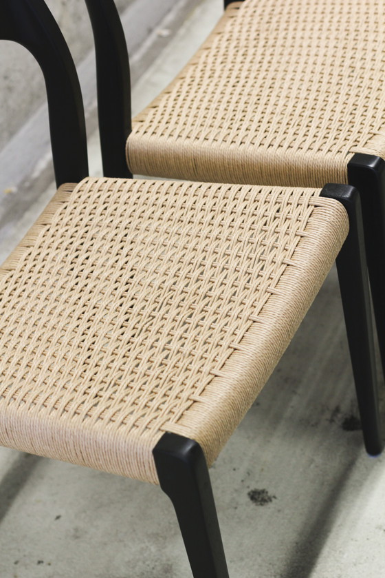 Image 1 of 6 sedie da pranzo modello 71 di Niels Otto Moller, tinte di nero con seduta in corda di carta