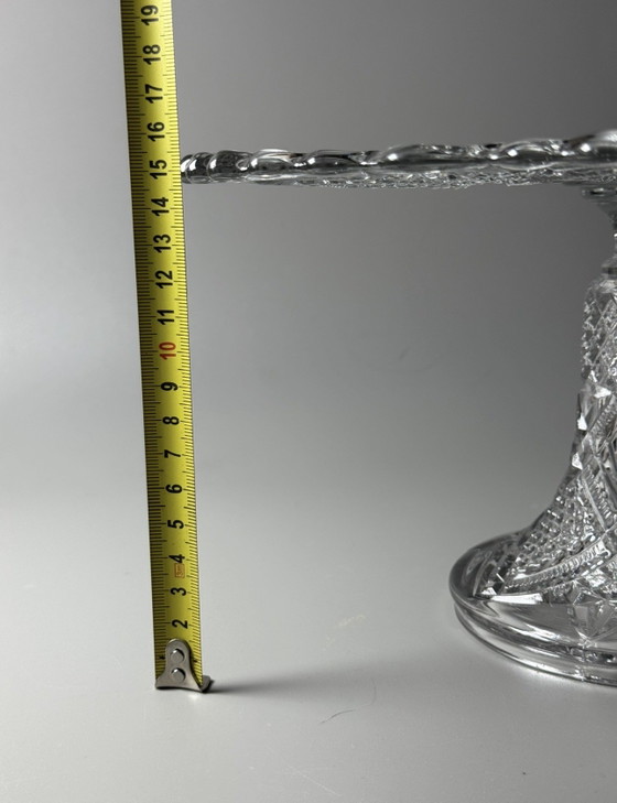 Image 1 of Val Saint Lambert “Gilbert” taartstandaard – Geperst kristal – Vermeld in de catalogus van 1913 – Grootste formaat (31 cm)