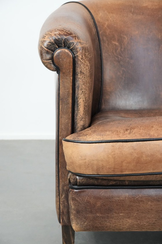 Image 1 of Robusta poltrona club vintage in pelle di pecora con una splendida patina