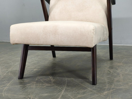 Image 1 of Sillón de terciopelo color crema de mediados de siglo, Checoslovaquia, década de 1960.