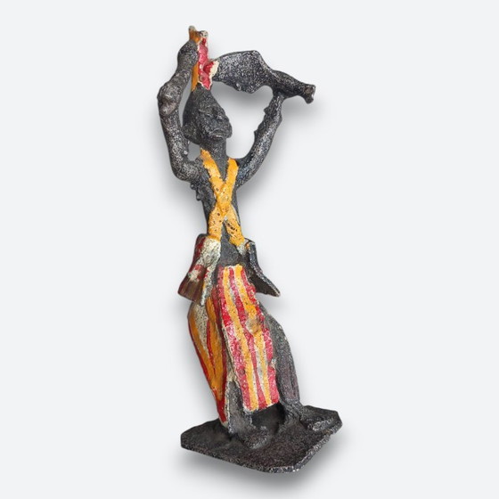 Image 1 of West-Afrikaanse figuratieve sculptuur in metaal – handbeschilderde dragerfiguur – vintage