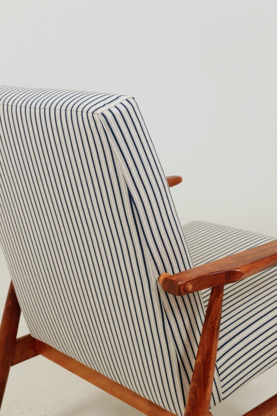 Image 1 of Poltrona in stile Mid-Century Modern con poggiapiedi in legno e tessuto di cotone a righe.