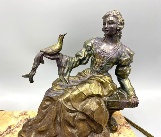 Image 1 of Art Deco Tafellamp met metale brons-look Dame & Vogel – Marmeren Voet – Vintage Beeldlamp uit ca. 1930 – Unieke Decoratieve Scul