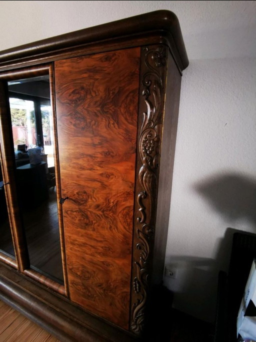 Beautiful Art Deco cabinet in burr veneer in perfect condition