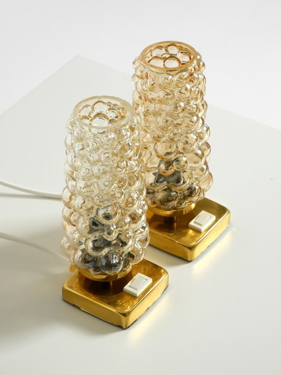Image 1 of Zwei seltene Nachttischlampen aus Messing aus den 1960er Jahren mit goldfarbenen Blasenglasschirmen